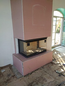 Монтаж стальной каминной топки Астов P3S 10057 (шамот) с дымоходом Коракс